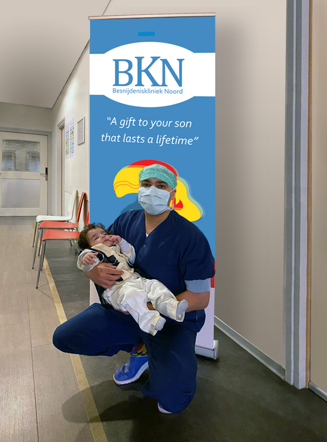 Directeur Besnijdeniskliniek Noord Ali Alaui met baby